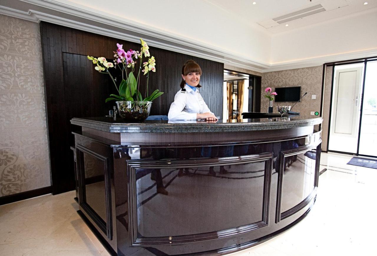 Select Ms Charles Dickens Neuss Hotel Bagian luar foto
